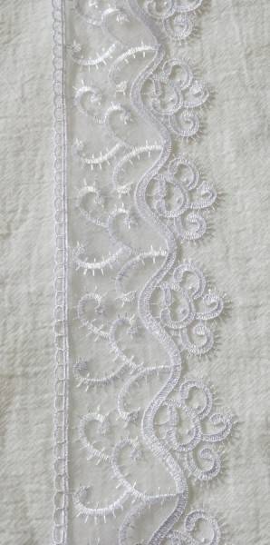 Dantela brodata pe organza