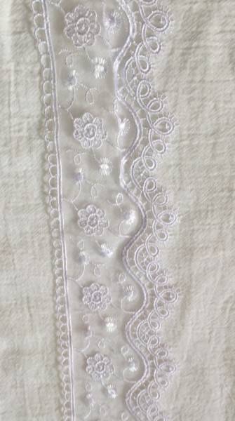 Dantela brodata pe organza