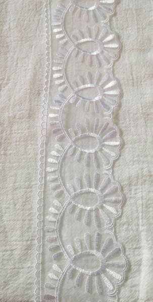 Dantela brodata pe organza