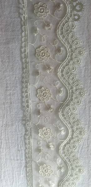 Dantela brodata pe organza