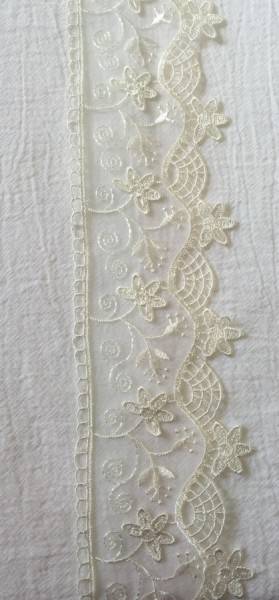 Dantela brodata pe organza