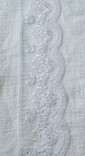 Dantela brodata pe tull lata 7,7 cm / alb