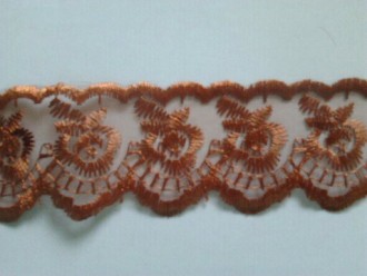 Dantela brodata pe organza