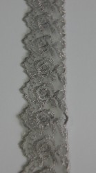 Dantela brodata pe organza