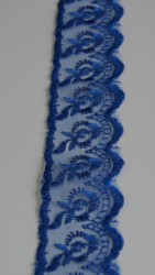 Dantela brodata pe organza