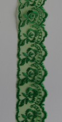 Dantela brodata pe organza