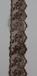 Dantela brodata pe organza