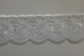 Dantela brodata pe organza