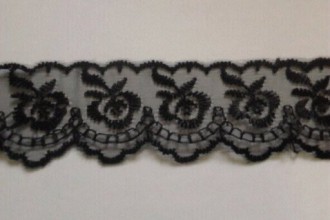 Dantela brodata pe organza