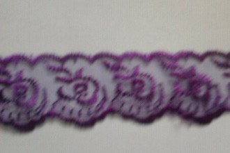 Dantela brodata pe organza
