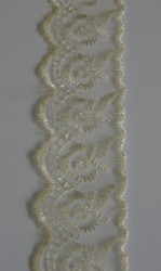 Dantela brodata pe organza