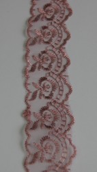 Dantela brodata pe organza