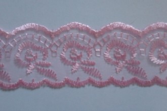 Dantela brodata pe organza