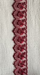 Dantela brodata pe organza