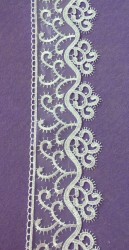 Dantela brodata pe organza
