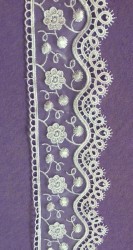 Dantela brodata pe organza