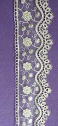 Dantela brodata pe organza