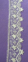 Dantela brodata pe organza