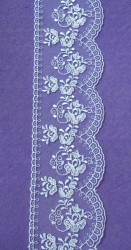 Dantela brodata pe tull lata 7,7 cm / alb