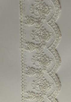 Dantela brodata pe tull lata 8 cm / crem