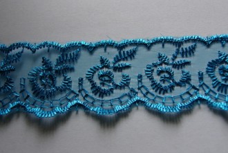 Dantela brodata pe organza