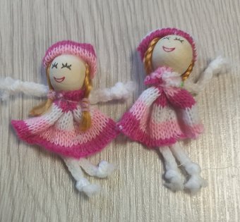Papusi tricotate cu cap din lemn